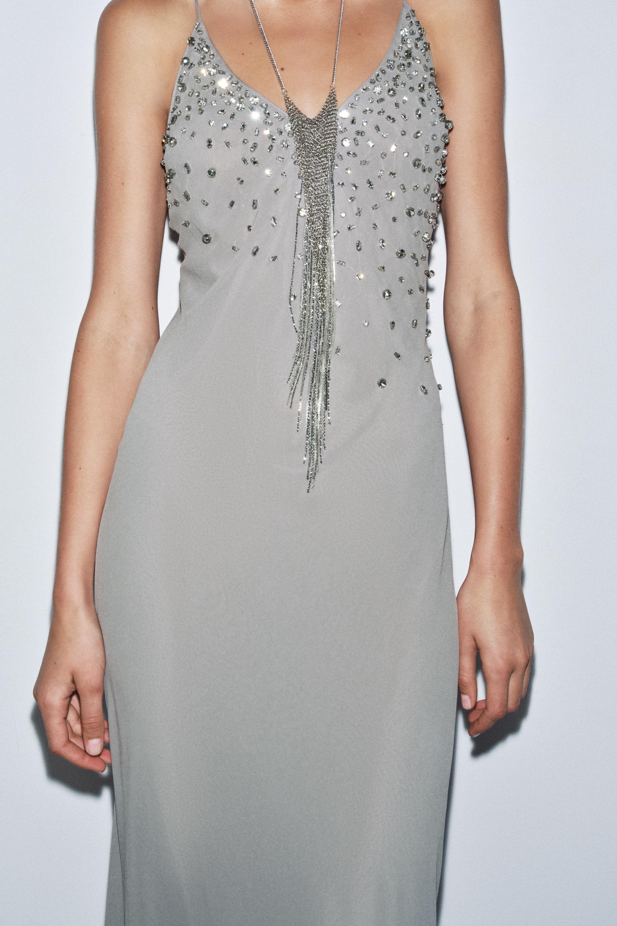 ROBE EN CRÊPE GEORGETTE À BRETELLES ET BIJOUX